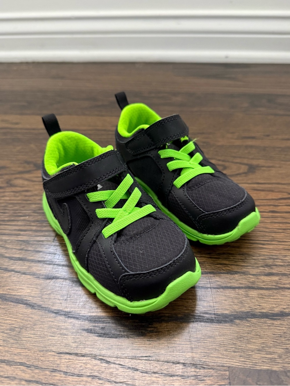 Nike Toddler Kids Black and Neon Green Athletic Sneakers, boys NWOB